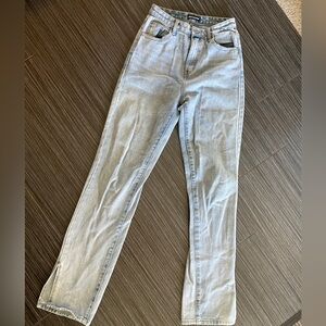 Pretty Little Things LIGHT WASH SPLIT HEM JEANS size 8